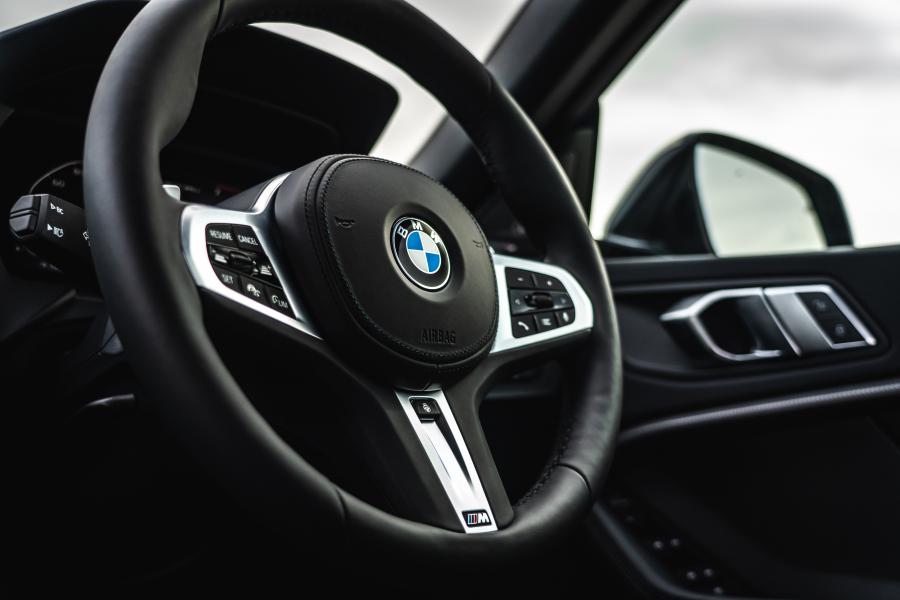 Детали интерьера BMW M235i xDrive Gran Coupe (F44) 2020 года  (UK) (фото 33 из 47)